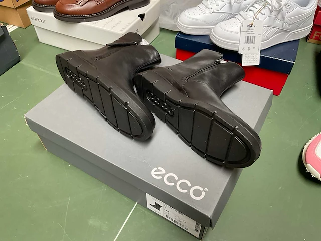 Partij schoenen - afbeelding 2 van  24