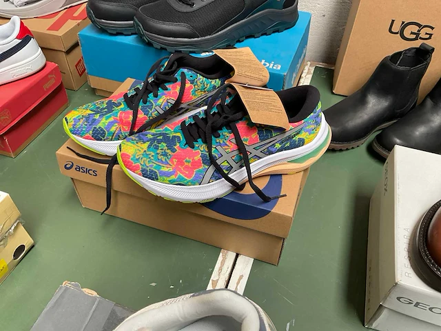 Partij schoenen - afbeelding 9 van  24