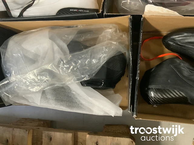 Partij schoenen - afbeelding 5 van  8