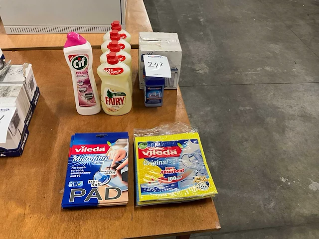 Partij schoonmaak middelen - afbeelding 1 van  5