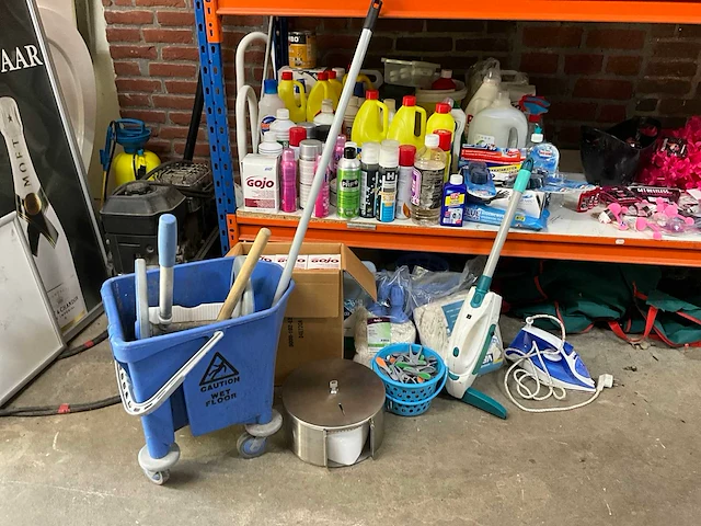 Partij schoonmaakartikelen - afbeelding 1 van  9