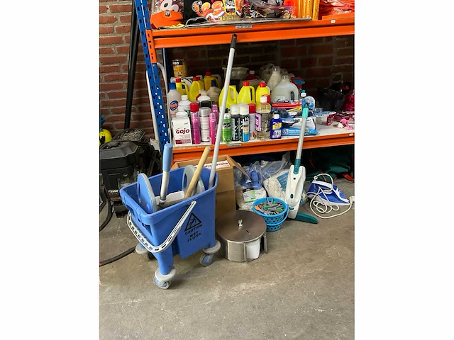 Partij schoonmaakartikelen - afbeelding 2 van  9
