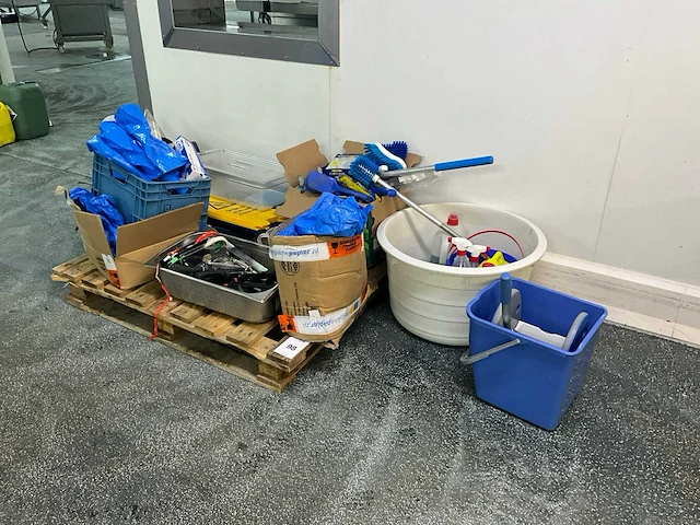 Partij schoonmaakartikelen - afbeelding 1 van  8