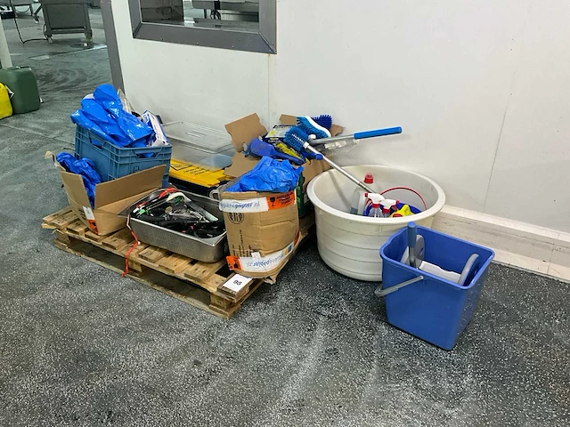Partij schoonmaakartikelen - afbeelding 1 van  8