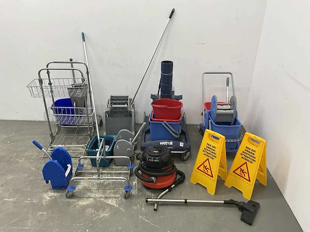 Partij schoonmaakmaterialen - afbeelding 1 van  7