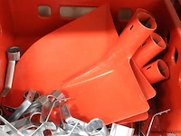 Partij schoppen, diverse kleuren & bevestigingsmaterialen - afbeelding 3 van  3