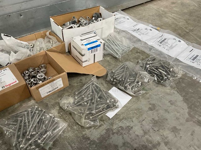 Partij schroeven en bevestigingsmaterialen - afbeelding 7 van  20
