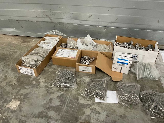 Partij schroeven en bevestigingsmaterialen - afbeelding 16 van  20