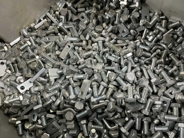 Partij schroeven m7 x 15 inclusief moerplaat - afbeelding 1 van  1