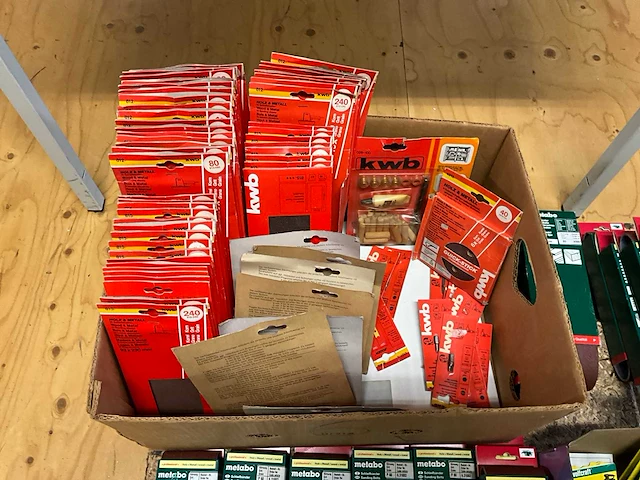 Partij schuurbenodigdheden - afbeelding 2 van  5