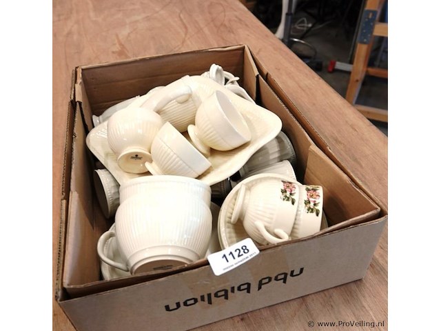 Partij serviesgoed w.o. wedgwood in doos - afbeelding 1 van  5