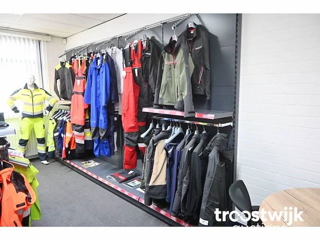 Partij showroom kleding - afbeelding 1 van  8