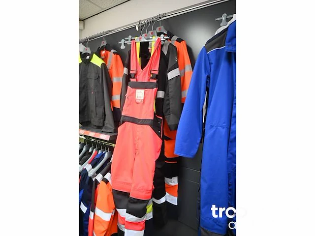 Partij showroom kleding - afbeelding 6 van  8