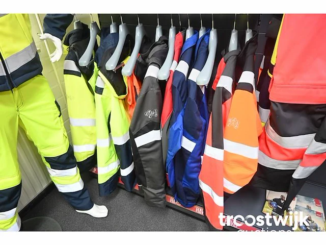 Partij showroom kleding - afbeelding 8 van  8