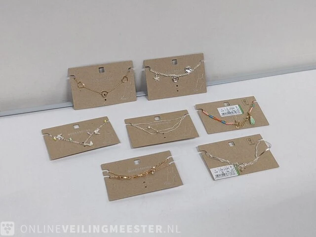 Partij sieraden - afbeelding 1 van  10