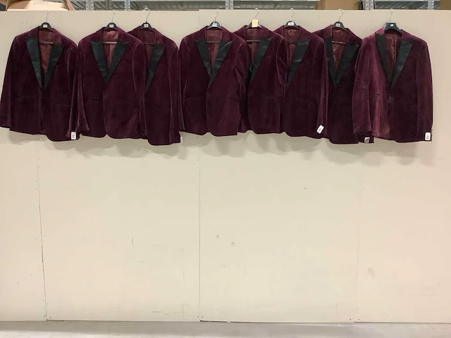 Partij smokings en feestkleding. - afbeelding 11 van  30