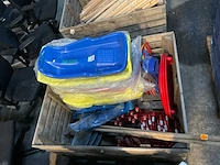 Partij sneeuwscheppen en kinder sleeën - afbeelding 1 van  7