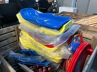 Partij sneeuwscheppen en kinder sleeën - afbeelding 2 van  7