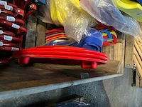 Partij sneeuwscheppen en kinder sleeën - afbeelding 3 van  7