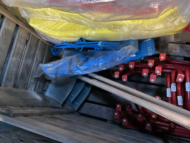 Partij sneeuwscheppen en kinder sleeën - afbeelding 5 van  7