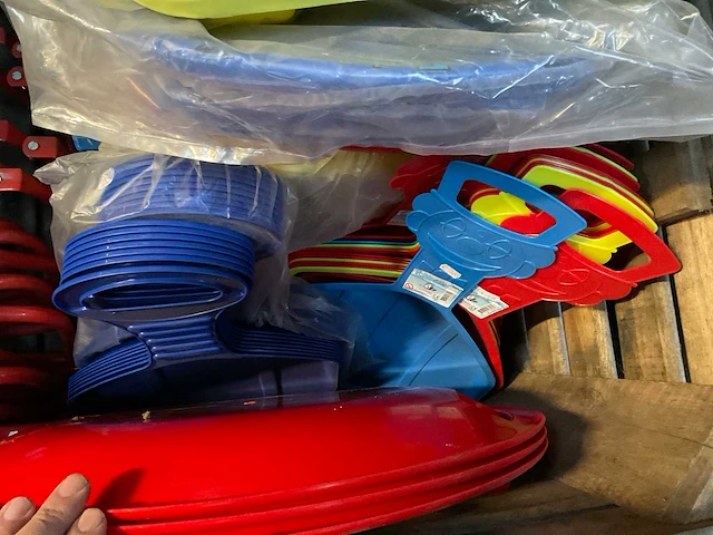 Partij sneeuwscheppen en kinder sleeën - afbeelding 6 van  7