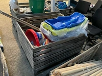 Partij sneeuwscheppen en kinder sleeën - afbeelding 7 van  7