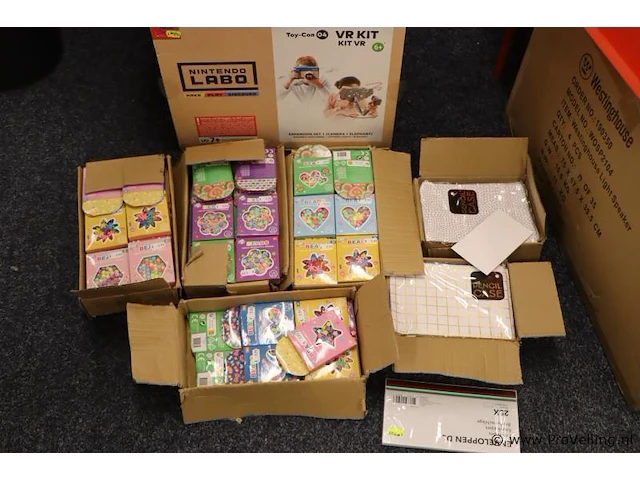 Partij speelgoed bestaande uit o.a. nintendo vr kit, kralen & etuis - afbeelding 1 van  5