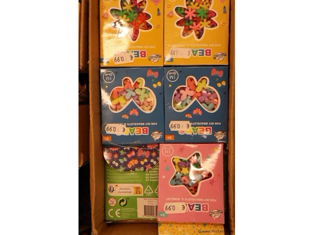 Partij speelgoed bestaande uit o.a. nintendo vr kit, kralen & etuis - afbeelding 3 van  5