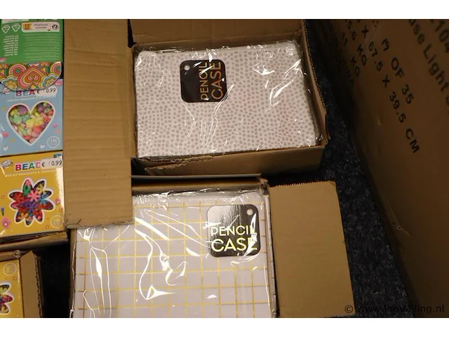 Partij speelgoed bestaande uit o.a. nintendo vr kit, kralen & etuis - afbeelding 5 van  5