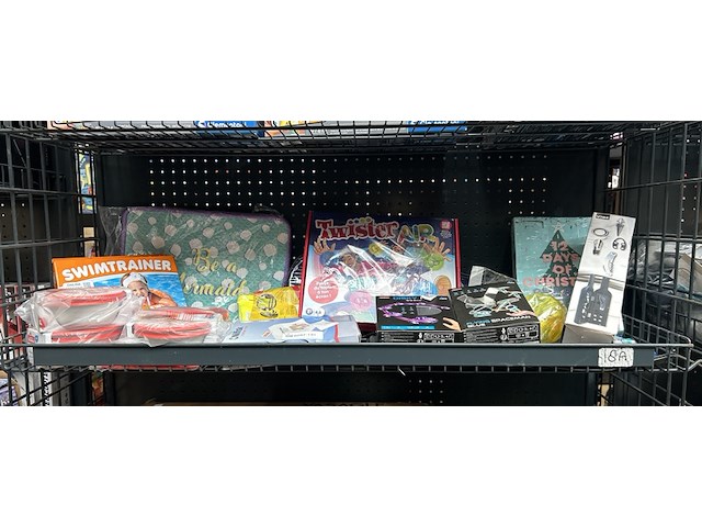 Partij speelgoed en accessoires w.o. trudeau, nilfisk, twister air - afbeelding 1 van  8