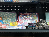 Partij speelgoed en accessoires w.o. trudeau, nilfisk, twister air - afbeelding 1 van  8