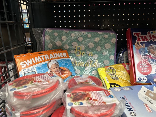 Partij speelgoed en accessoires w.o. trudeau, nilfisk, twister air - afbeelding 2 van  8