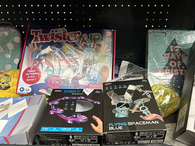 Partij speelgoed en accessoires w.o. trudeau, nilfisk, twister air - afbeelding 3 van  8