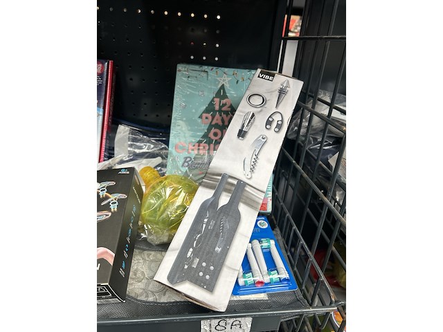 Partij speelgoed en accessoires w.o. trudeau, nilfisk, twister air - afbeelding 4 van  8