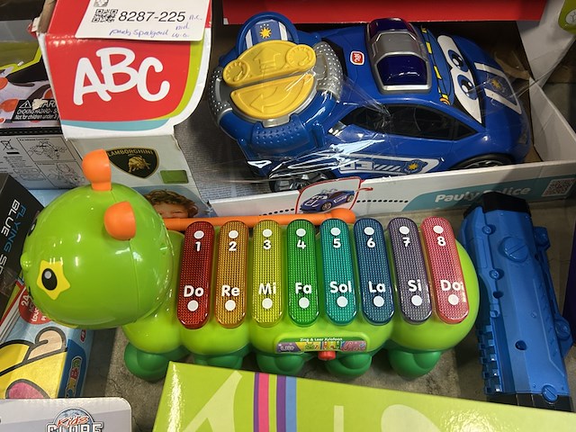 Partij speelgoed w.o. casdon dyson, paw patrol, hot wheels mario bros, clementoni bumba - afbeelding 5 van  9