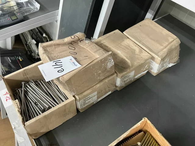 Partij spijkers - afbeelding 1 van  4