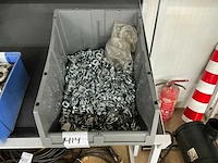 Partij staaldraadklemmen in bak - afbeelding 1 van  4