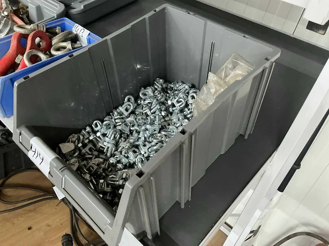 Partij staaldraadklemmen in bak - afbeelding 2 van  4