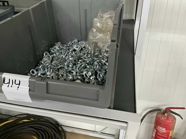 Partij staaldraadklemmen in bak - afbeelding 3 van  4