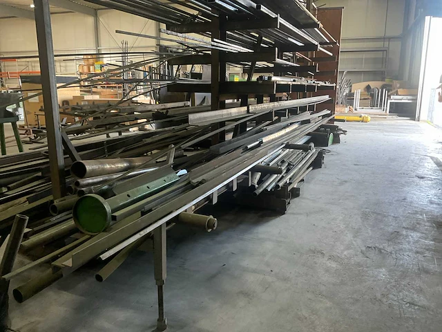 Partij stafmateriaal - afbeelding 8 van  13