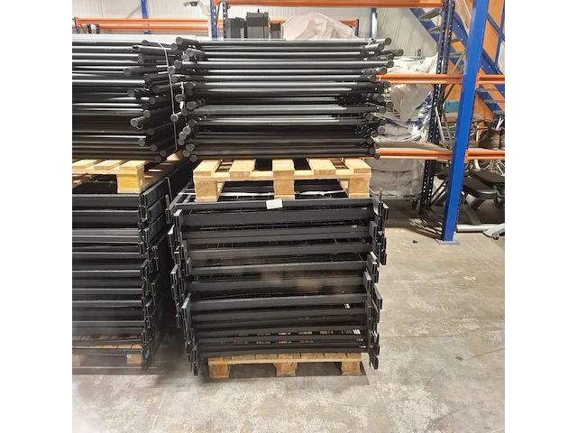 Partij stapelbedden in onderdelen - afbeelding 1 van  4