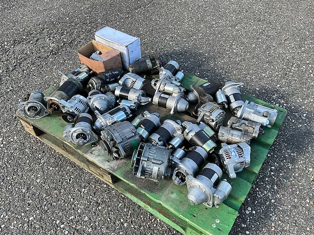 Partij startmotoren en dynamo’s mini tractors - afbeelding 1 van  6