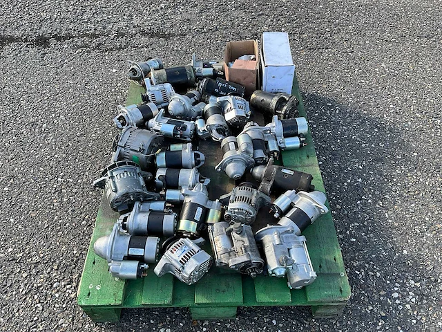 Partij startmotoren en dynamo’s mini tractors - afbeelding 2 van  6