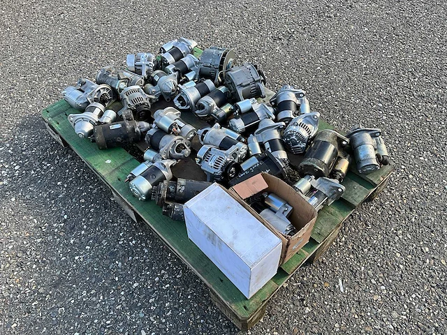 Partij startmotoren en dynamo’s mini tractors - afbeelding 4 van  6