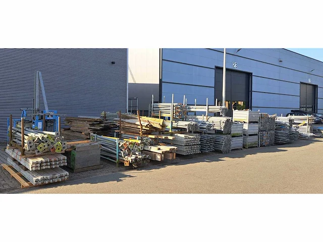 Partij steigermateriaal (combinatie kavel 246-274) - afbeelding 1 van  9