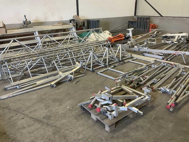 Partij steigermaterialen - afbeelding 1 van  9
