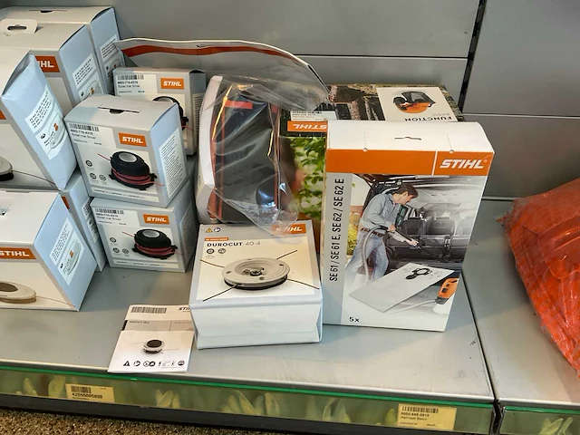 Partij stihl messen en maaikoppen. - afbeelding 8 van  8