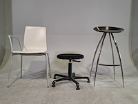 Partij stoelen en krukken, o.a. drabert, lyra