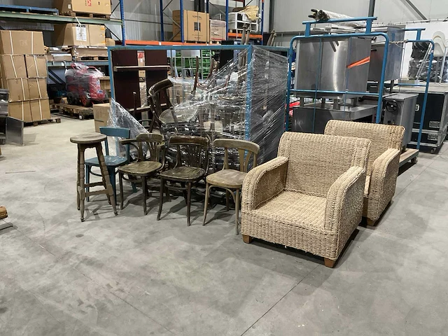 Partij stoelen en zetels - afbeelding 1 van  6