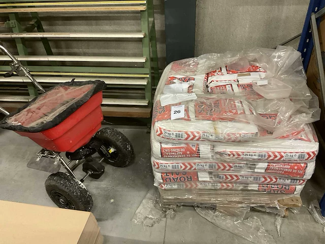 Partij strooizout en strooiwagen - afbeelding 1 van  5